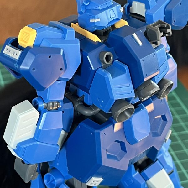 グスタフカールくんなんですが、噂に聞いていた通りデカくて、特に胸板周りがのっぺりしていて寂しいなぁと。そこでプラ板切り貼りしたり穴を開けたりしてました。&nbsp;いやー、やってみると切り出しても形は歪むわ、ピンバイスで穴開けてみれば穴の位置ズレるわで自分の不器用加減に泣きました。HGUCなのでミリ以下のズレでも目立っちゃうんですかね。つらい！&nbsp;（3枚目）