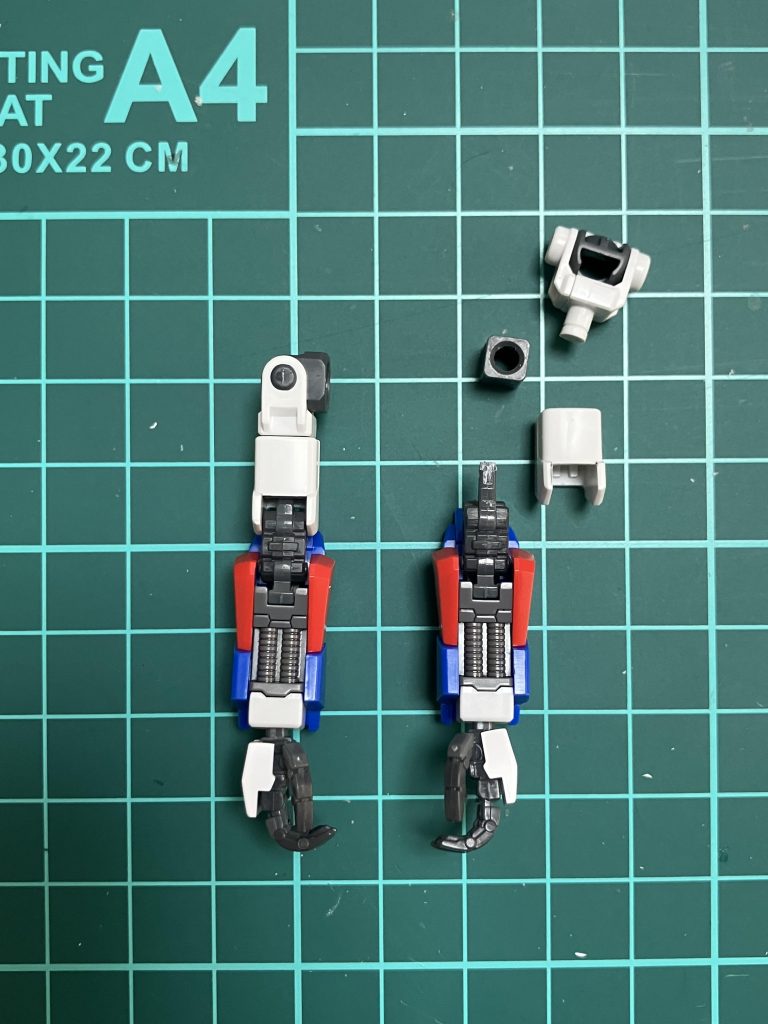 腕は上腕にポリキャップを仕込み、アドヴァンスドMSジョイントをぶった切り挿しているだけです。太腿をHGにした関係で、上腕もHGにすることでディテールのバランスをとっているつもりです。