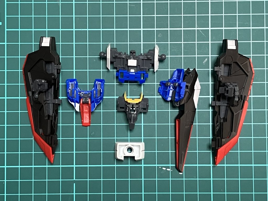 胴体は干渉する部分を色々切って貼ってしましたが、ほとんどは見えない部分だけだったので比較的簡単に出来ました。RGのものなので、フライングアーマーの分割が完璧なのもお気に入りポイント。