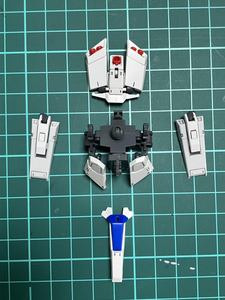 腰周りはちょっとボリュームが出過ぎてしまったのが改善したい点かなと。最初はRGのパーツにHGの軸を移植使用と考えていたのですが、最終的にはRGのジョイントを活かす形にしました。もうちょっとギュッとまとめたかったですね。