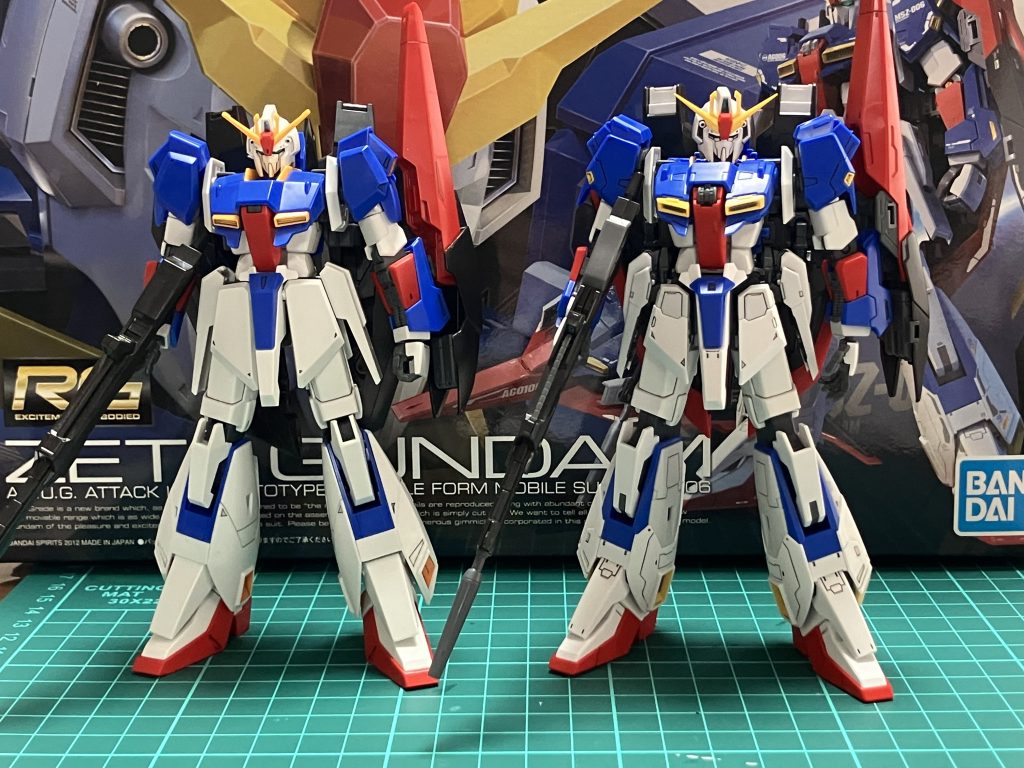 HGと比較やはりRGの顔はイケメンですね。顔が縦に長すぎず、庇も角度があって目つきが鋭くスタイリッシュでカッコイイです！劇中のΖぽいかと言われればそうではないんですけどね。立体物としてカッコイイです。RGはスリッパが細いのも好きなポイントです！