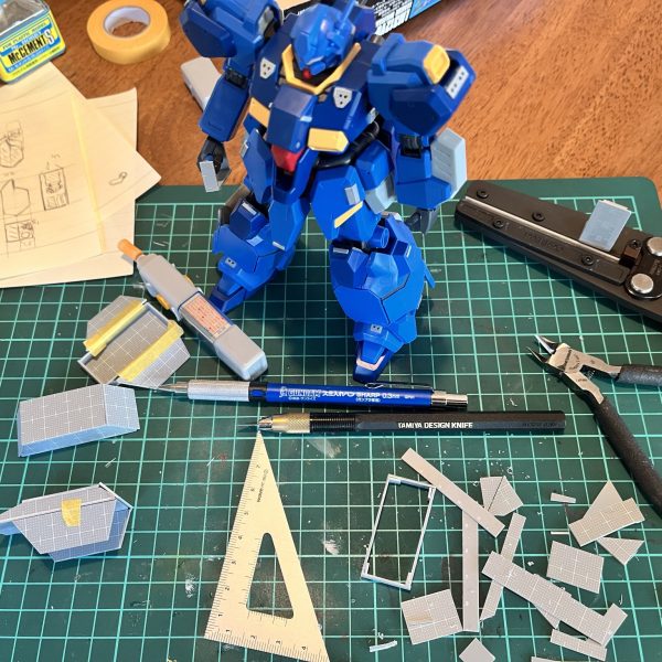 グスタフカールくんの追加武装など作っています。プラ板工作を練習したくて考えた結果、籠手兼ショートシールドのようなものを作ろうかと。アメイジングカッターを手に入れたとき、コレでなんでも作れるな！とか思ったけどそんなことはなかった。まっすぐ切ったつもりがナナメってたり、ミリ以下のズレがあったり、なんとか切り出して組み立ててみるとイメージと違うしと、3回くらい作り直してます。自分の技術的に現状コレが精一杯という形ですね。（3枚目）