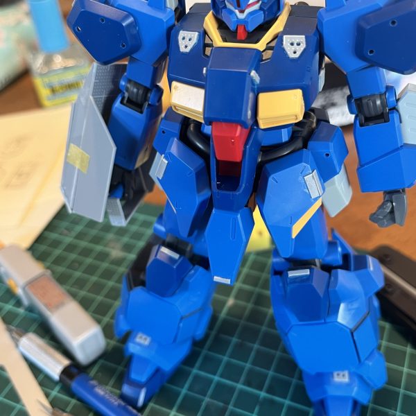 グスタフカールくんの追加武装など作っています。プラ板工作を練習したくて考えた結果、籠手兼ショートシールドのようなものを作ろうかと。アメイジングカッターを手に入れたとき、コレでなんでも作れるな！とか思ったけどそんなことはなかった。まっすぐ切ったつもりがナナメってたり、ミリ以下のズレがあったり、なんとか切り出して組み立ててみるとイメージと違うしと、3回くらい作り直してます。自分の技術的に現状コレが精一杯という形ですね。（2枚目）