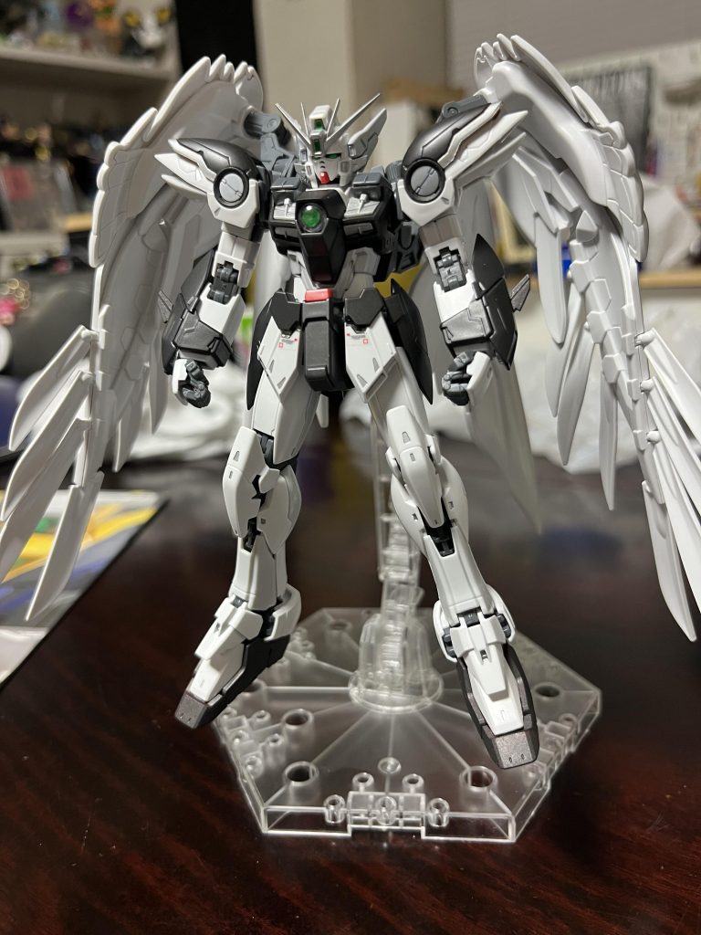 ラストスパートや！と付属シールと墨入れの途中。この直後に墨入れウェザリングカラーの瓶を倒し、もろにぶっかかってしまった。複数箇所の骨折と胸部の緑メタリックシールが消滅してしまった。ガンプラ歴はまだ浅いですがいまのところで最大の失態でした。