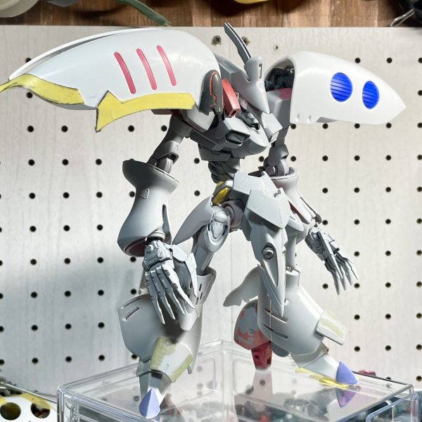 全体はもう決まってるので各所のバランス調整中ですデカいので立ち姿をかっこよく決める為の各関節の調節が難しいバインダーの形状変更をしたいけどダルくなったらやめる気がする…（2枚目）