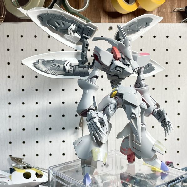 全体はもう決まってるので各所のバランス調整中ですデカいので立ち姿をかっこよく決める為の各関節の調節が難しいバインダーの形状変更をしたいけどダルくなったらやめる気がする…（3枚目）