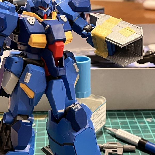 プラバン工作の練習兼ねてのグスタフ・カール用籠手を作っています。もともとは籠手の内側にバルカンとかランチャーみたいなものを配置して複合兵装にしようかと思っていたんですけど、実際にプラバン切り出して腕と組み合わせてみると仕込むのは無理！と気づきまして。結局ただのミニシールドに相成りました。&nbsp;取り付けや塗装を考えて持ち手を取り外し可能にしていて、ダイソーで買った強力マグネットで接続しています。磁力が強すぎるので、間にプラバンを挟むようにして磁力を調整しています。&nbsp;（2枚目）