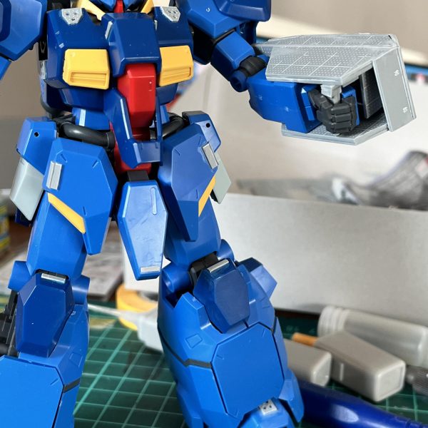 プラバン工作の練習兼ねてのグスタフ・カール用籠手を作っています。もともとは籠手の内側にバルカンとかランチャーみたいなものを配置して複合兵装にしようかと思っていたんですけど、実際にプラバン切り出して腕と組み合わせてみると仕込むのは無理！と気づきまして。結局ただのミニシールドに相成りました。&nbsp;取り付けや塗装を考えて持ち手を取り外し可能にしていて、ダイソーで買った強力マグネットで接続しています。磁力が強すぎるので、間にプラバンを挟むようにして磁力を調整しています。&nbsp;（3枚目）