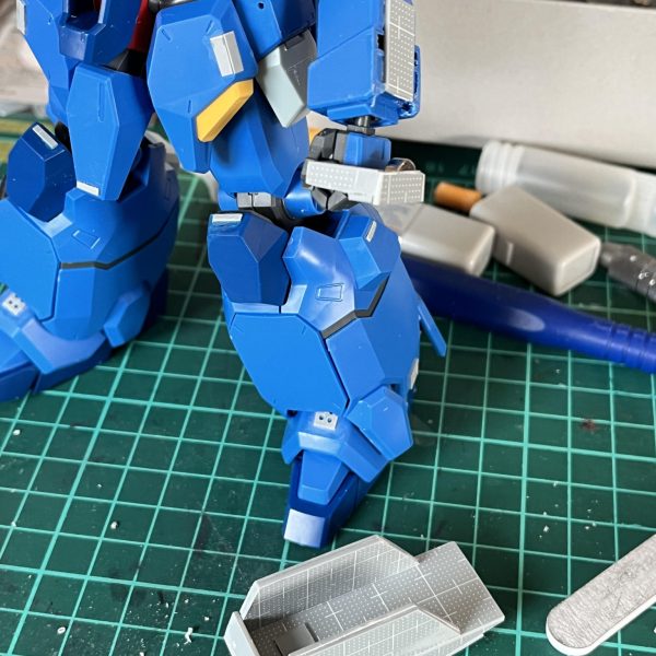 プラバン工作の練習兼ねてのグスタフ・カール用籠手を作っています。もともとは籠手の内側にバルカンとかランチャーみたいなものを配置して複合兵装にしようかと思っていたんですけど、実際にプラバン切り出して腕と組み合わせてみると仕込むのは無理！と気づきまして。結局ただのミニシールドに相成りました。&nbsp;取り付けや塗装を考えて持ち手を取り外し可能にしていて、ダイソーで買った強力マグネットで接続しています。磁力が強すぎるので、間にプラバンを挟むようにして磁力を調整しています。&nbsp;（4枚目）