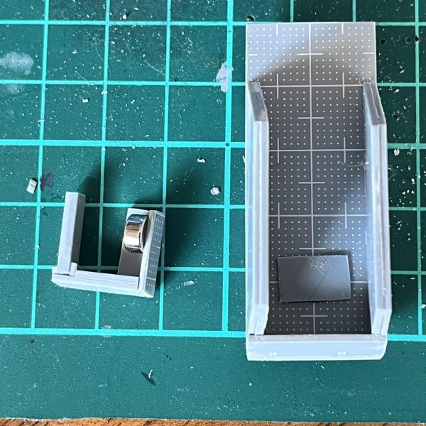 プラバン工作の練習兼ねてのグスタフ・カール用籠手を作っています。もともとは籠手の内側にバルカンとかランチャーみたいなものを配置して複合兵装にしようかと思っていたんですけど、実際にプラバン切り出して腕と組み合わせてみると仕込むのは無理！と気づきまして。結局ただのミニシールドに相成りました。&nbsp;取り付けや塗装を考えて持ち手を取り外し可能にしていて、ダイソーで買った強力マグネットで接続しています。磁力が強すぎるので、間にプラバンを挟むようにして磁力を調整しています。&nbsp;（7枚目）