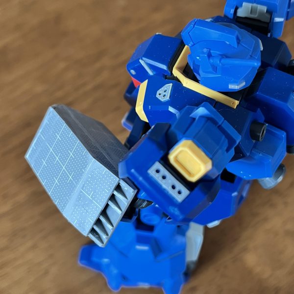 プラバン工作の練習兼ねてのグスタフ・カール用籠手を作っています。もともとは籠手の内側にバルカンとかランチャーみたいなものを配置して複合兵装にしようかと思っていたんですけど、実際にプラバン切り出して腕と組み合わせてみると仕込むのは無理！と気づきまして。結局ただのミニシールドに相成りました。&nbsp;取り付けや塗装を考えて持ち手を取り外し可能にしていて、ダイソーで買った強力マグネットで接続しています。磁力が強すぎるので、間にプラバンを挟むようにして磁力を調整しています。&nbsp;（5枚目）