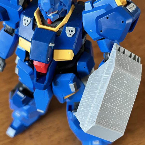 プラバン工作の練習兼ねてのグスタフ・カール用籠手を作っています。もともとは籠手の内側にバルカンとかランチャーみたいなものを配置して複合兵装にしようかと思っていたんですけど、実際にプラバン切り出して腕と組み合わせてみると仕込むのは無理！と気づきまして。結局ただのミニシールドに相成りました。&nbsp;取り付けや塗装を考えて持ち手を取り外し可能にしていて、ダイソーで買った強力マグネットで接続しています。磁力が強すぎるので、間にプラバンを挟むようにして磁力を調整しています。&nbsp;（6枚目）