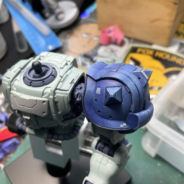I've started work on this Zaku II from the Netflix show. The goal for this project is to paint the shadows and highlights by brush（2枚目）