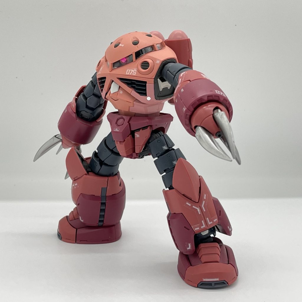 モノアイは付属のシール+蛍光ピンクで目立つようにしました。