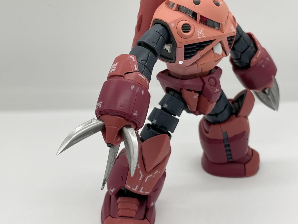 爪は金属っぽさを出すためにスターブライトジュラルミンを使いました。