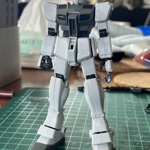 作っていたグスタフ・カール、プラ板で作った籠手のディテールに悩んで進まなくなってしまったので別の積みプラに手を出してしまいました。けっこう昔のキットですよねこれ。最近のと違ってパーツ数も少なくサクサク組めますね。これぐらいがちょうどいい感。改造も塗装もしやすいし。肘の接続部の設計が独特でおもしろいです。素組みの写真は撮り忘れました。説明書に載っているカトキ氏の設定画のスタイルに近づけようとあちこち延長したりしようと思います。（2枚目）