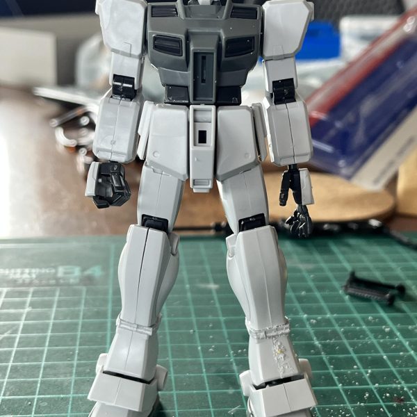 作っていたグスタフ・カール、プラ板で作った籠手のディテールに悩んで進まなくなってしまったので別の積みプラに手を出してしまいました。けっこう昔のキットですよねこれ。最近のと違ってパーツ数も少なくサクサク組めますね。これぐらいがちょうどいい感。改造も塗装もしやすいし。肘の接続部の設計が独特でおもしろいです。素組みの写真は撮り忘れました。説明書に載っているカトキ氏の設定画のスタイルに近づけようとあちこち延長したりしようと思います。（3枚目）