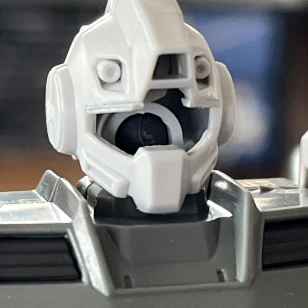 寒ジムいじってます。ニチアサ観ながら。キットの説明書に載ってるカトキ氏の設定画のスタイルに近づけたいとおもって、腰を1mm太ももを2mm脛を2mm上腕を2mm延長しました。あと肩アーマーの軸を削って3mmほど上にオフセット。&nbsp;さらにフロントアーマーを下に1mm、サイドアーマーの厚みを2 mm延長。好みで、カメラ上部に0.5mmプラ板を貼って少しだけ顔つきが険しくなるように(あんま効果出てないっぽいけど)&nbsp;これであの設定画とまではいかないですが、素組みよりは強そうに見えるようになったかなと。&nbsp;プラ板工作はもう十分そうなので、次は延長したところを綺麗に処理しないとですね。&nbsp;（2枚目）