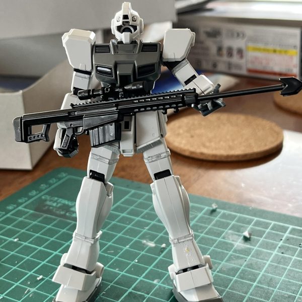 寒ジムいじってます。ニチアサ観ながら。キットの説明書に載ってるカトキ氏の設定画のスタイルに近づけたいとおもって、腰を1mm太ももを2mm脛を2mm上腕を2mm延長しました。あと肩アーマーの軸を削って3mmほど上にオフセット。&nbsp;さらにフロントアーマーを下に1mm、サイドアーマーの厚みを2 mm延長。好みで、カメラ上部に0.5mmプラ板を貼って少しだけ顔つきが険しくなるように(あんま効果出てないっぽいけど)&nbsp;これであの設定画とまではいかないですが、素組みよりは強そうに見えるようになったかなと。&nbsp;プラ板工作はもう十分そうなので、次は延長したところを綺麗に処理しないとですね。&nbsp;（3枚目）
