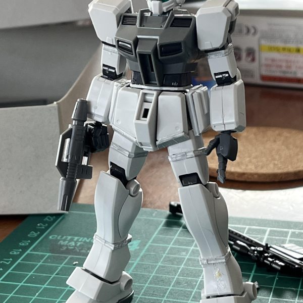 寒ジムいじってます。ニチアサ観ながら。キットの説明書に載ってるカトキ氏の設定画のスタイルに近づけたいとおもって、腰を1mm太ももを2mm脛を2mm上腕を2mm延長しました。あと肩アーマーの軸を削って3mmほど上にオフセット。&nbsp;さらにフロントアーマーを下に1mm、サイドアーマーの厚みを2 mm延長。好みで、カメラ上部に0.5mmプラ板を貼って少しだけ顔つきが険しくなるように(あんま効果出てないっぽいけど)&nbsp;これであの設定画とまではいかないですが、素組みよりは強そうに見えるようになったかなと。&nbsp;プラ板工作はもう十分そうなので、次は延長したところを綺麗に処理しないとですね。&nbsp;（4枚目）