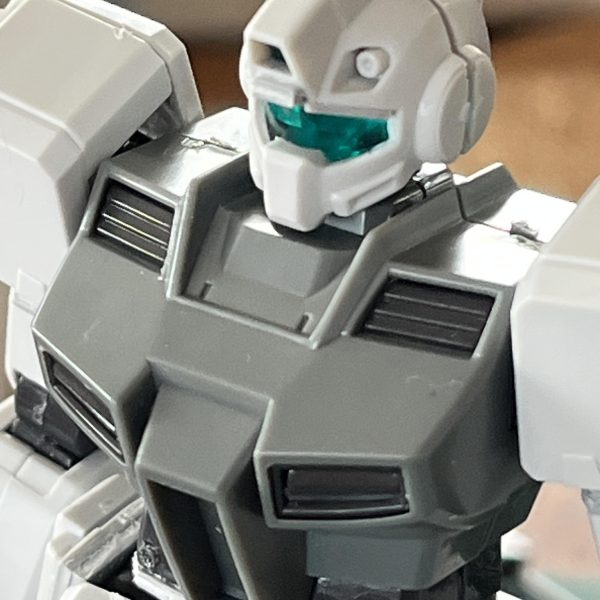 寒ジムいじってます。ニチアサ観ながら。キットの説明書に載ってるカトキ氏の設定画のスタイルに近づけたいとおもって、腰を1mm太ももを2mm脛を2mm上腕を2mm延長しました。あと肩アーマーの軸を削って3mmほど上にオフセット。&nbsp;さらにフロントアーマーを下に1mm、サイドアーマーの厚みを2 mm延長。好みで、カメラ上部に0.5mmプラ板を貼って少しだけ顔つきが険しくなるように(あんま効果出てないっぽいけど)&nbsp;これであの設定画とまではいかないですが、素組みよりは強そうに見えるようになったかなと。&nbsp;プラ板工作はもう十分そうなので、次は延長したところを綺麗に処理しないとですね。&nbsp;（5枚目）