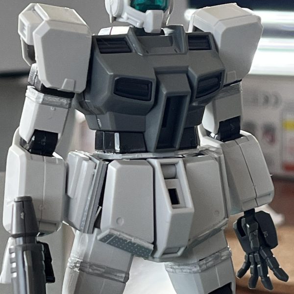 寒ジムいじってます。ニチアサ観ながら。キットの説明書に載ってるカトキ氏の設定画のスタイルに近づけたいとおもって、腰を1mm太ももを2mm脛を2mm上腕を2mm延長しました。あと肩アーマーの軸を削って3mmほど上にオフセット。&nbsp;さらにフロントアーマーを下に1mm、サイドアーマーの厚みを2 mm延長。好みで、カメラ上部に0.5mmプラ板を貼って少しだけ顔つきが険しくなるように(あんま効果出てないっぽいけど)&nbsp;これであの設定画とまではいかないですが、素組みよりは強そうに見えるようになったかなと。&nbsp;プラ板工作はもう十分そうなので、次は延長したところを綺麗に処理しないとですね。&nbsp;（6枚目）