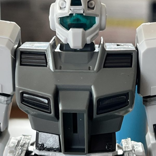 寒ジムいじってます。ニチアサ観ながら。キットの説明書に載ってるカトキ氏の設定画のスタイルに近づけたいとおもって、腰を1mm太ももを2mm脛を2mm上腕を2mm延長しました。あと肩アーマーの軸を削って3mmほど上にオフセット。&nbsp;さらにフロントアーマーを下に1mm、サイドアーマーの厚みを2 mm延長。好みで、カメラ上部に0.5mmプラ板を貼って少しだけ顔つきが険しくなるように(あんま効果出てないっぽいけど)&nbsp;これであの設定画とまではいかないですが、素組みよりは強そうに見えるようになったかなと。&nbsp;プラ板工作はもう十分そうなので、次は延長したところを綺麗に処理しないとですね。&nbsp;（7枚目）