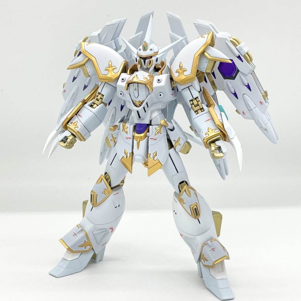 FRONT合わせ目を消した都合上、金の装飾はマスキングで塗装しました。デカールはRGの余っていた物を使用しました。