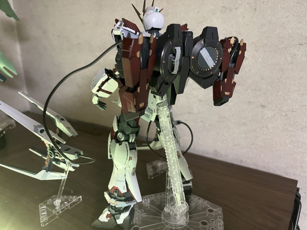 B装備のバックパックは黒+金に。