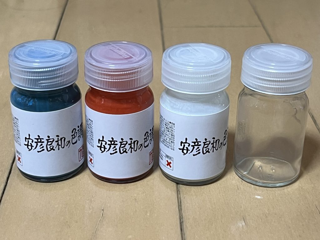 回顧展で購入した「安彦良和の色調」。ブルー、レッド、ホワイトの3色のセットで瓶の形状の通りガイアノーツの塗料です。瓶は4つ入っているのですが、ひとつは空瓶です。なぜそれでイエローを入れないのか謎仕様。