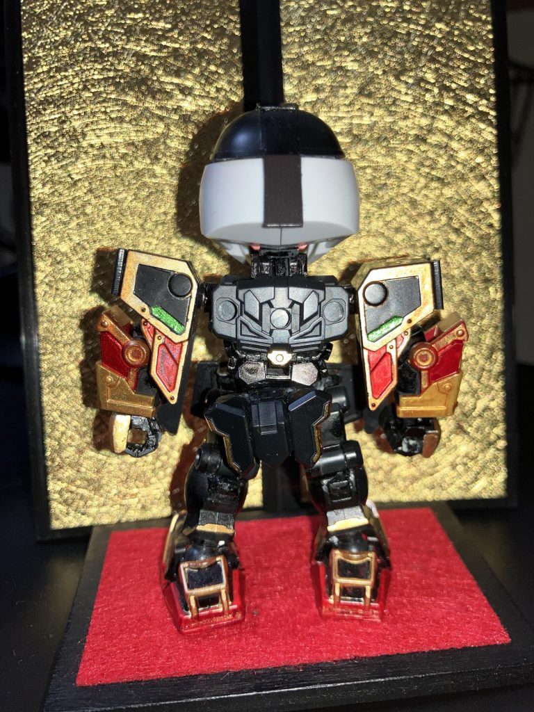 背中にも鎧状の部品を追加、軽装時のリアアーマーは部隊兵BUGから流用。