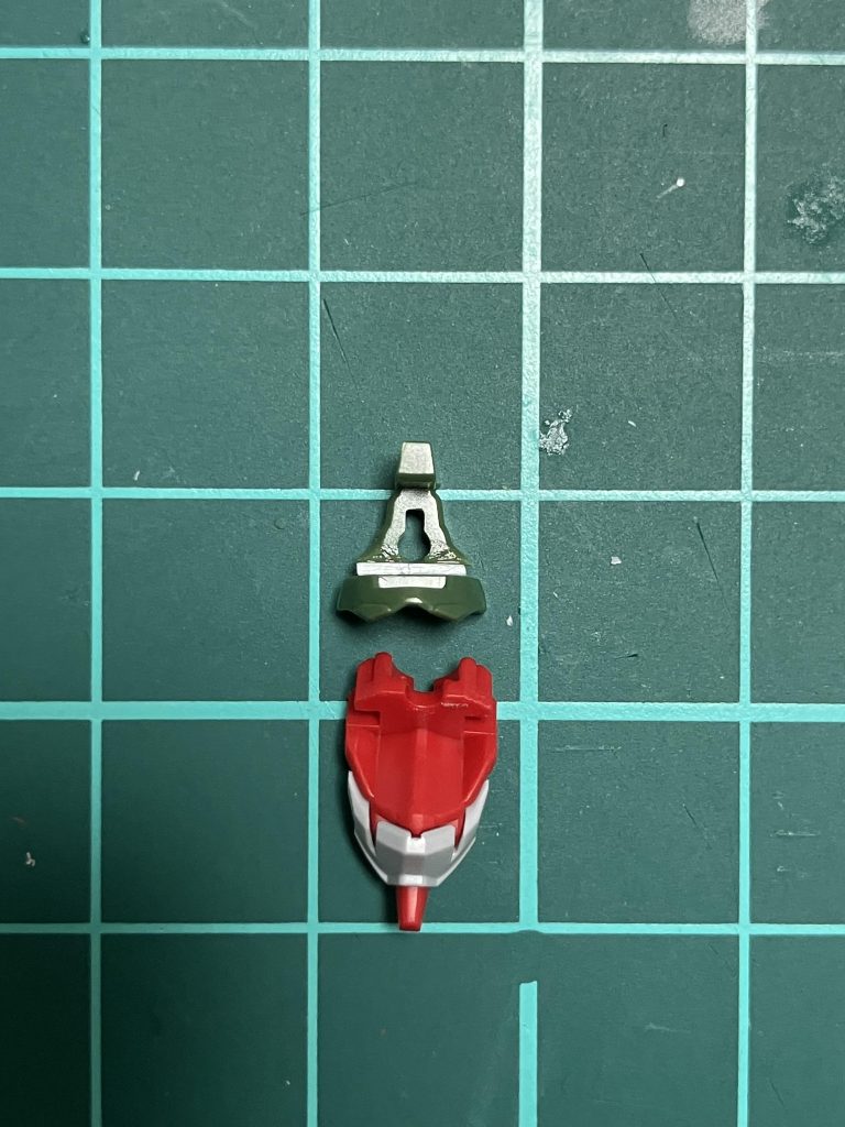 少しだけ手を加えた点として、そのままだと目が見えなすぎるので、0.5ミリのプラ板を挟んでいます。