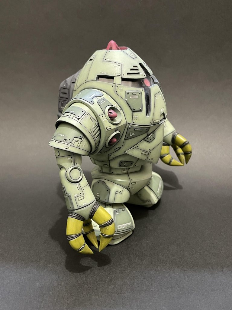 とにかく旧キットは合わせ目がめちゃくちゃで、筋彫りも１からやりました肩の出っ張りは削除してますすべて後ハメ加工してあり、モノアイ周りもくり抜いて、クリアのプラ板を張りました