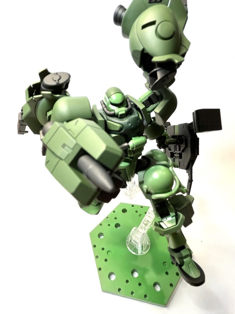 腕にはパイルバンカーのようなものを装備。機動力を活かして突貫するイメージ。