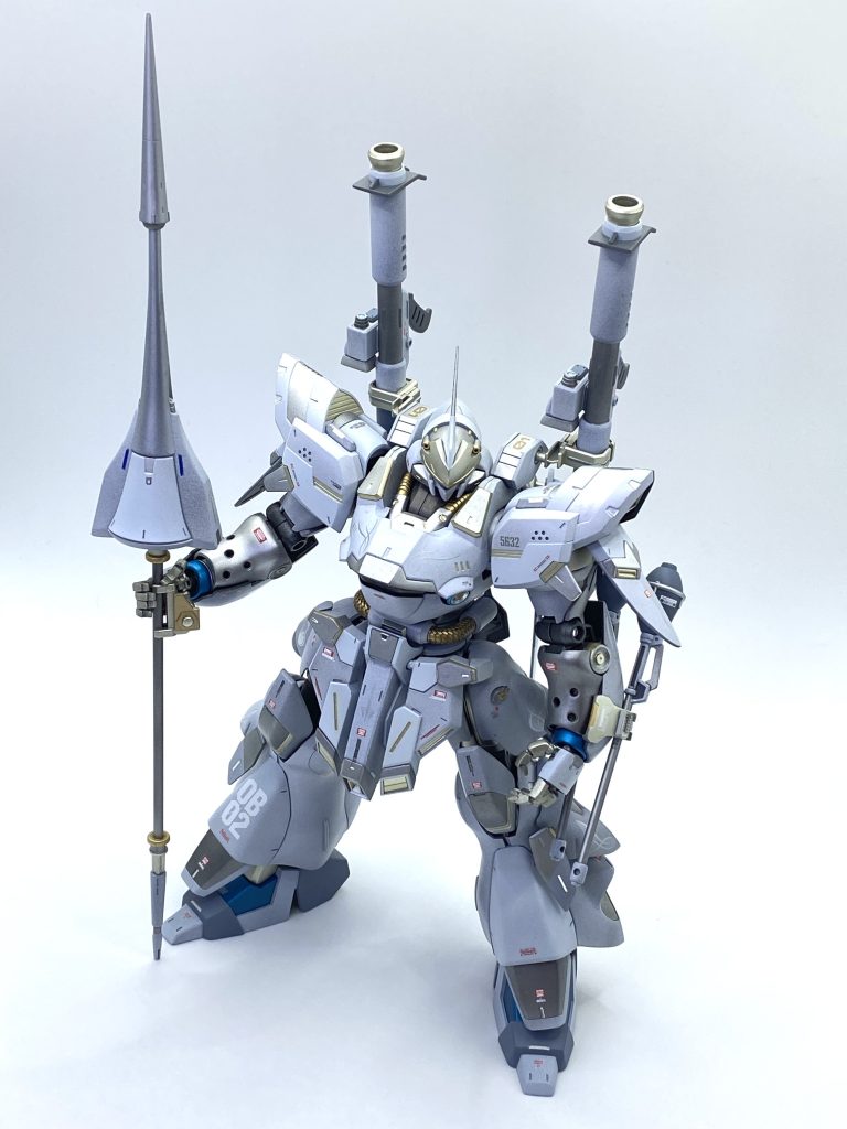 ホワイトの表現は、黒サフからのガイアのプレミアムクロームシルバー吹いて、アルティメットホワイトを薄吹きして、ぼんやりとシルバーホワイト的にしています。濃いめの白は同様にアルティメットホワイトの代わりに、スチールホワイトを濃い目に吹きました。