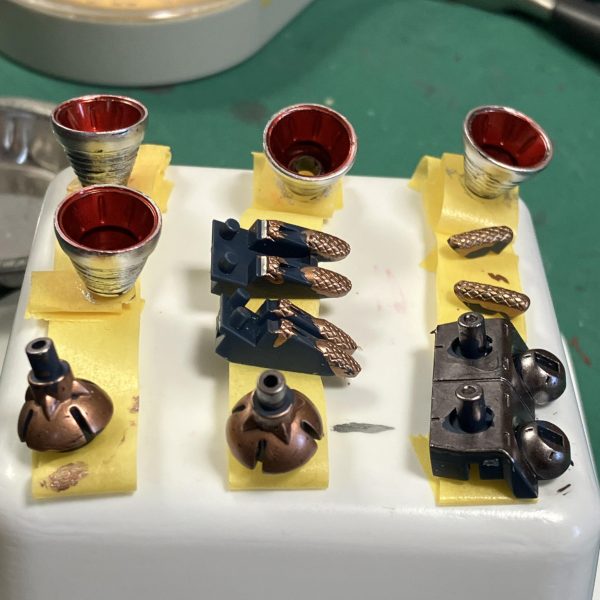 リボーンワンハンドレッド、F91よりクロスボーンバンガードのMSはデナン•ゲーですね🥰　令和の今、なんでかリリースされるデナン•ゲーなんです🥳　ザ•量産型感が👍　初手はメタリックマーカー on 豆腐パック😤、、さて、近頃はさらにガンプラの再販品が買いにくくなったように思います😑　新製品も相変わらずですが少し生産量が増えたようにも🤔そんな中、粘れば二次や在庫復活のタイミングの🖱️ワンクリックで確定出来るプレミアムバンダイがまだ救いです😅　そんなわけで私の積みプラのプレバン率は高め🥳👏　作りたいガンプラが作れる環境に戻るのはいつになるやら🥹（2枚目）