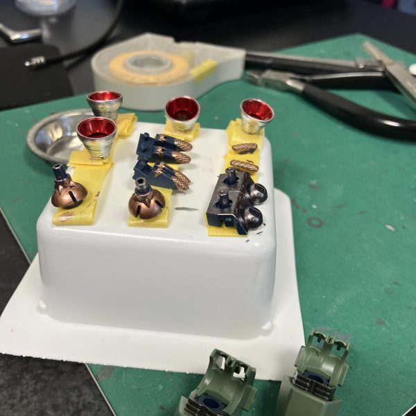 デナンゲー、メタリックマーカーの乾燥状態を確認しつつ、ハミ出&グリップ位置を変えて2度目の塗装タイム🥴　アップだと粗い🤣 リタッチチャ〜ンス🎰💪MGではなくRE/100シリーズなのでパーツ分割は少な目、必然的にマーカー塗装部分はマスキング頼り👏😬　粘着力を弱らせて後はお祈りの時間🙏（2枚目）