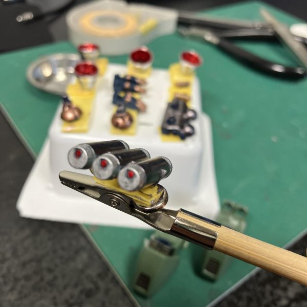 デナンゲー、メタリックマーカーの乾燥状態を確認しつつ、ハミ出&グリップ位置を変えて2度目の塗装タイム🥴　アップだと粗い🤣 リタッチチャ〜ンス🎰💪MGではなくRE/100シリーズなのでパーツ分割は少な目、必然的にマーカー塗装部分はマスキング頼り👏😬　粘着力を弱らせて後はお祈りの時間🙏（4枚目）