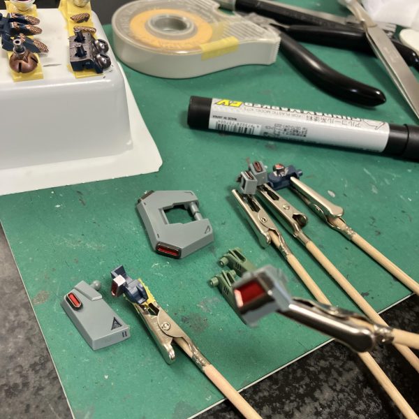 デナンゲー、メタリックマーカーの乾燥状態を確認しつつ、ハミ出&グリップ位置を変えて2度目の塗装タイム🥴　アップだと粗い🤣 リタッチチャ〜ンス🎰💪MGではなくRE/100シリーズなのでパーツ分割は少な目、必然的にマーカー塗装部分はマスキング頼り👏😬　粘着力を弱らせて後はお祈りの時間🙏（3枚目）