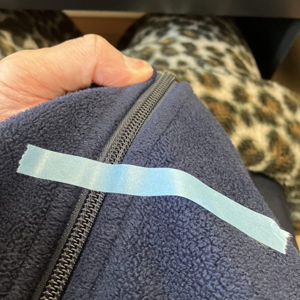 既に完成しておりますがアップするのを忘れていましたね😅💦🤗トップコート直前、ダボ穴の凹凸部分はもちろん、メタリックマーカーの✨輝きをキープするためにもマスキングするのですが通常の粘着力だと塗装面が剥がれます、特にガンダムマーカーは😑そこで弱粘着のマスキングテープ&UNIQLOのフリースにペタペタして準備万端👍😬　他にもドライヤーなんかで温めるのも良いみたいですね🥰今回のデナン•ゲーは頭部周りに気合を入れたのでしっかりマスキングした甲斐がありました🤩👏良き、ゴールデンウィークを😉（2枚目）