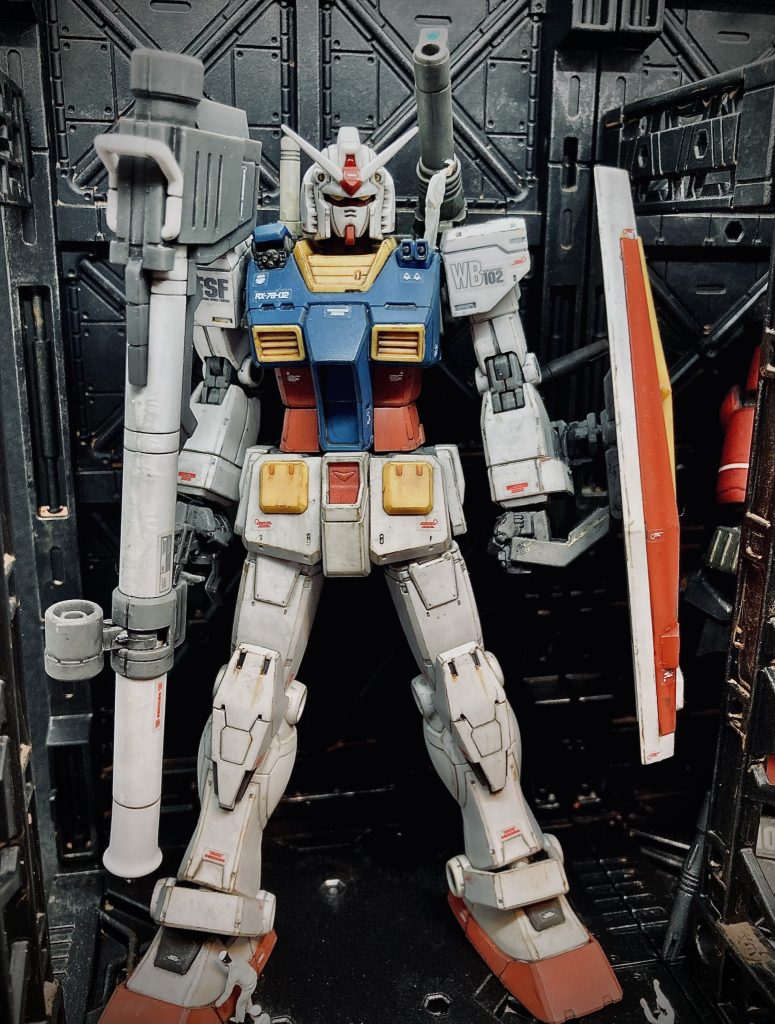 ガンダムの左肩の作業員、どうやって降りたらいいか悩み、下を覗き込んでます(gundam-kao10)