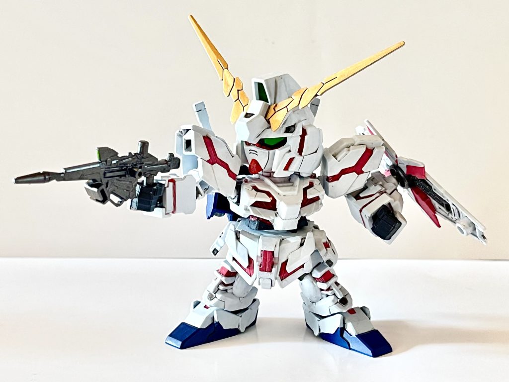 写真で色味を調整しちゃってるけど、サイコフレーム部はもう少しピンク色クリアレッドに白を少し入れたんだけど、出来上がって艶消し吹いたら、ただのシャアピンクだった… スミ入れに失敗した部分が有るなぁ…そういえば子供の頃はマッキー極細使ってたっけ…