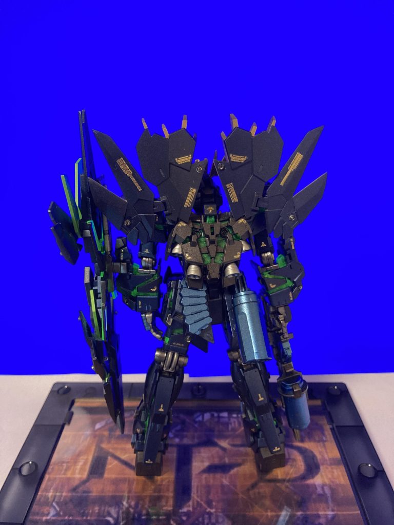 RGを参考に筋彫りを追加しつつ、100均のビーズで凸のディティールを入れてみました。デカールはガイアノーツさんのホイルゴールドのデカールを使用して、黒と金色の豪華なイメージにしました。