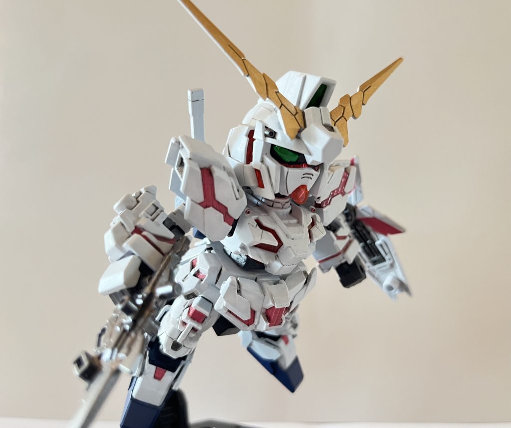 娘はアンテナと目のシール貼りに失敗した事でやる気が無くなり、素組みだけで数ヶ月かかっていました。 今回ガンスタを機に娘からいったん取り上げ、塗装練習の為に全塗装する事にしました。