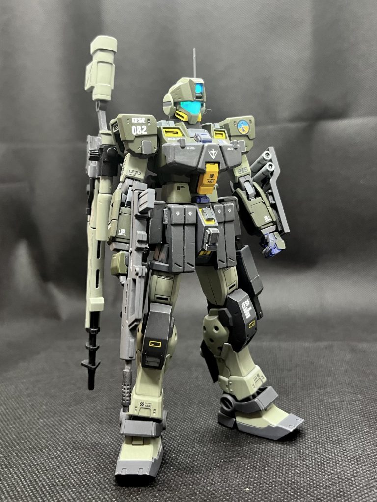 スナイパーライフルを背中に背負って、中距離での格闘スタイルで。ライフルはジムキャノンⅡのものを改造(マガジンを上下逆に付け直し等)したものを。