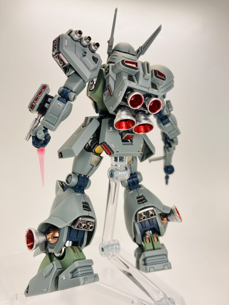 背面はメタリックマーカーとメタパがたっぷり、脚部下の方はうるさい目、私はもう見慣れました😤