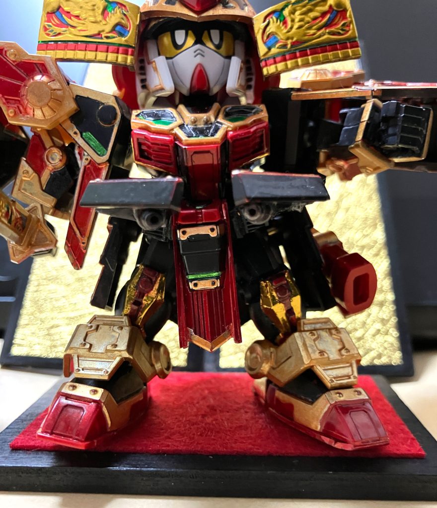 フロントスカート裏に隠し砲を装備。瓢箪ファンネルも想定して材料は買ってあるのですが、手付かず。サイドアーマーは、しゃばろくさんの作例を参考にダブルボールジョイント化して、かなり逃せるようにしてますが、肩から垂れる部品が可動を邪魔してます。