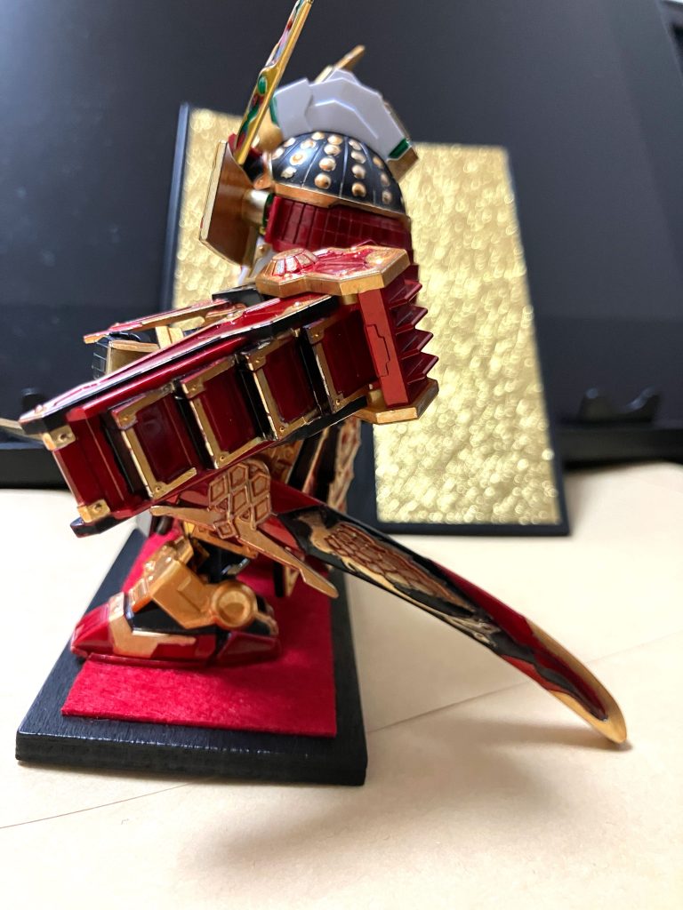 横から。アンクルガードのせいで、足首が曲がらず、ふんばれません。上側の出っ張りをカットして無くせばいいのですけどね。