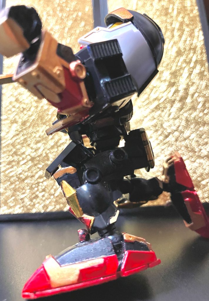 肩から前側に垂れる板が邪魔で腕の可動が制限されますが、下半身はかなり自由に動きます。肩の外側に鎧状のものを追加。首は二重関節にして、顎を引けたり、真上も向けます。試してみたかったのでやりましたが、あまり恩恵はなく、次回以後はやらないかも。首も少し長くなりすぎたかも。