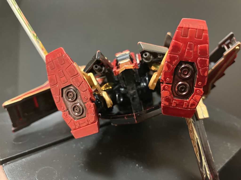 足裏は素組みだとスカスカですので、G30ガンダムの足裏パーツを貼り付けてます。長さが足りない部分はプラ板で補ってます。足裏塗装は禿げぎみ。